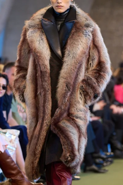 Look 16